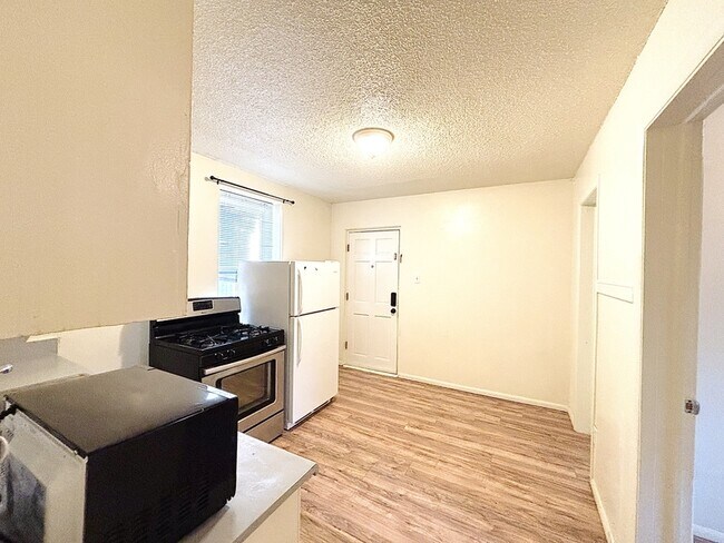 Building Photo - 560 S 600 E