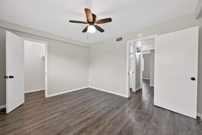 Building Photo - 427 Hollyvale Dr