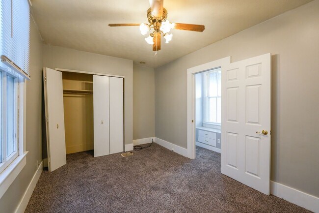Building Photo - 2 bedroom 1 bath house with a garage in downtown New Albany