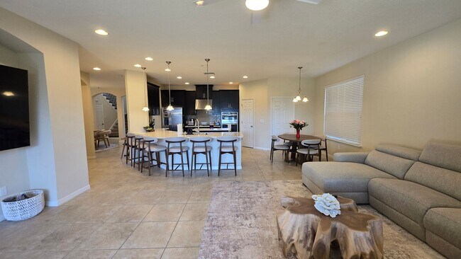 Building Photo - Beautiful 4 Bed / 3.5 Bath Home ~ Available April 1st!