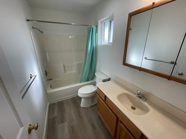 Building Photo - 2304 Skyline Way