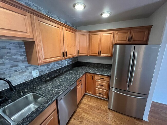 Building Photo - Cozy 1 Bedroom Condo with Walk-In Closet &...
