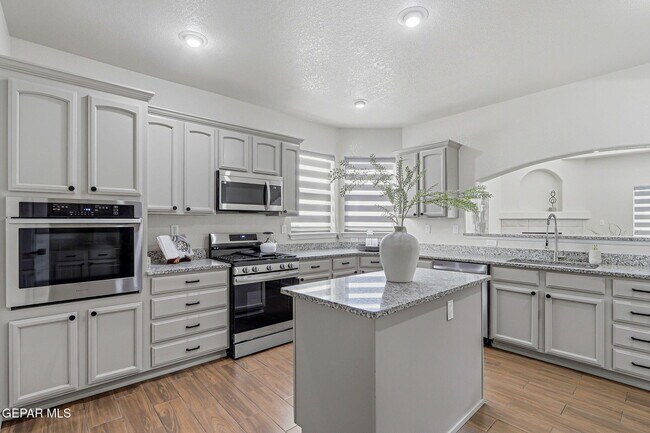 Building Photo - 3121 Tierra Paola Ln