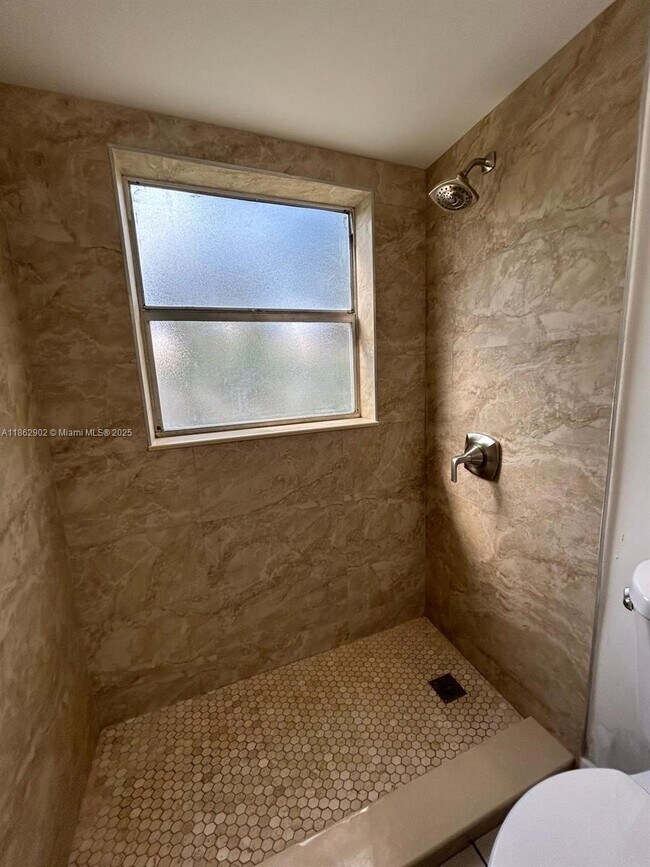 Building Photo - 820 Twin Lakes Dr