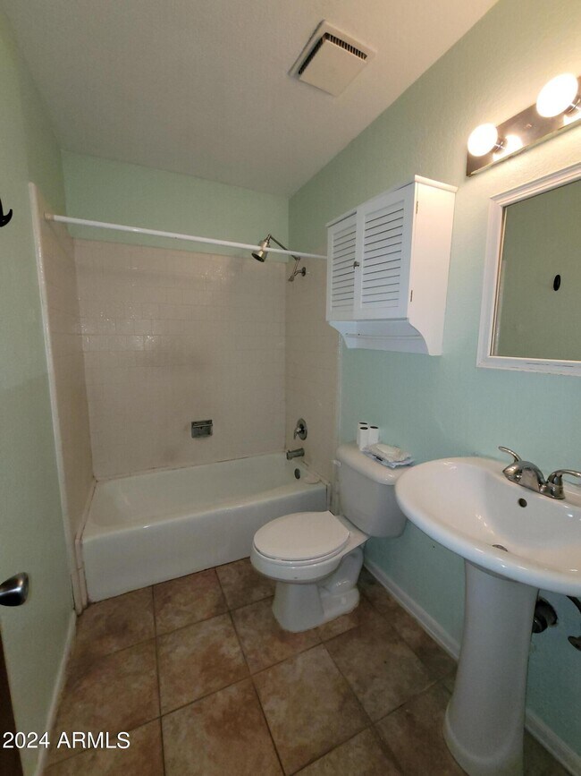 Building Photo - 1341 W Shannon St