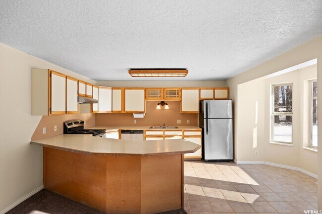 Building Photo - Beautiful home in Eden with amazing views from covered deck and 4 car garage