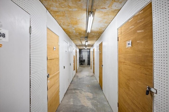 Building Photo - 5200 Brittany Dr S