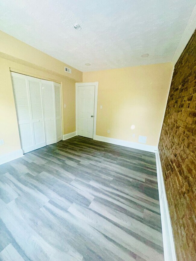 Building Photo - 6 N Dooley Ave