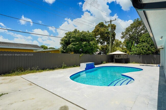 Building Photo - 840 NW 170th Terrace
