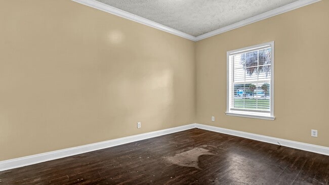 Building Photo - Spacious 3-Bedroom Home with Recent Upgrad...