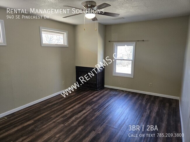 Building Photo - 940 SE Pinecrest Dr