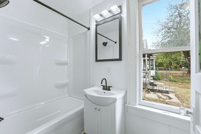 Building Photo - Move-In Ready with Bonus Storage Space! CH...