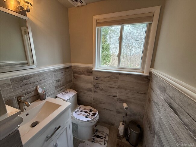 Building Photo - 16 Minkel Rd