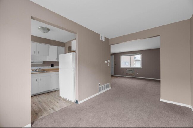 Building Photo - 4688 Hilton Ave