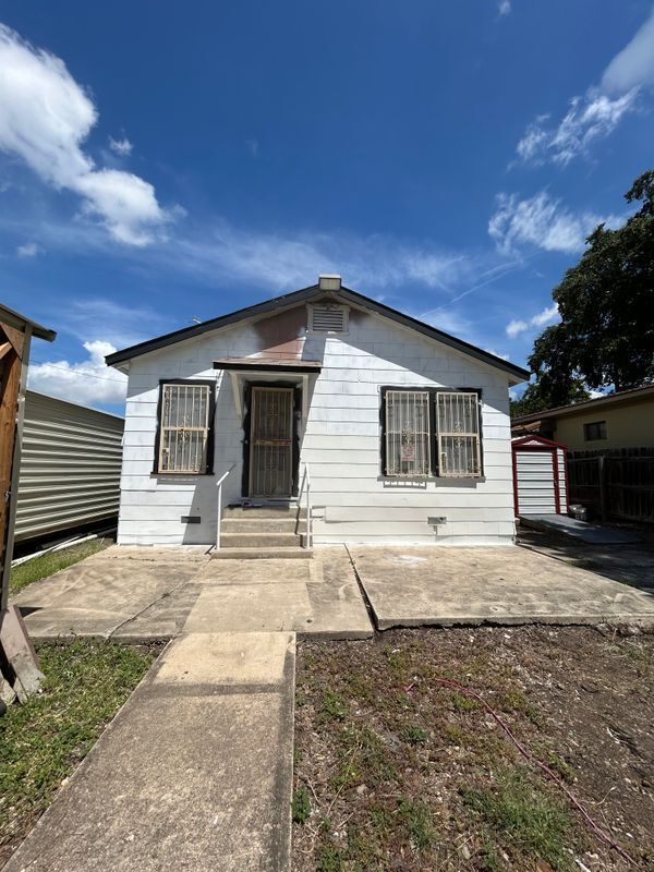 Building Photo - 2322 W Olmos Dr