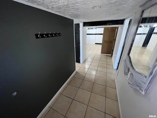 Building Photo - 416 W Main St