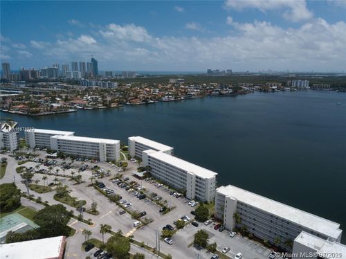 Building Photo - 2920 Point E Dr