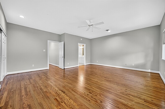Building Photo - 3027 Bissonnet St
