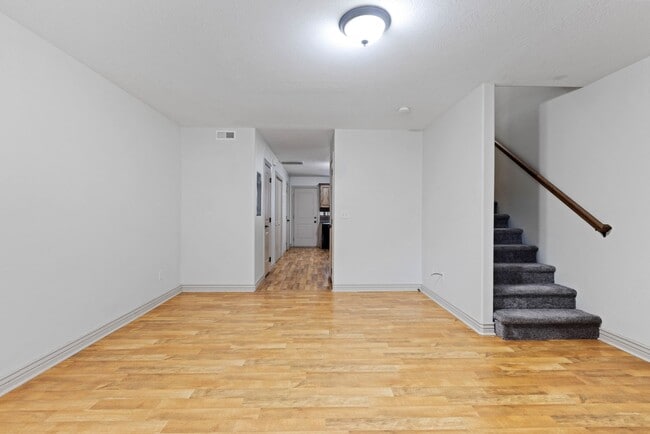 Building Photo - DARLING - 2 Bed 1.5 Bath Townhome in the M...