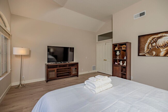 Building Photo - Fully Furnished! Prestige Luxury Single 5bed 3bath House