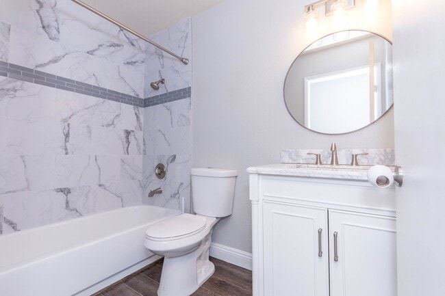 Building Photo - Lovely Home in The Lakes!