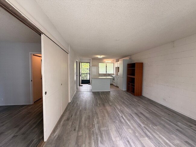 Building Photo - Fresh 2/1 Makiki Heights Condo with 1 Parking, Lanai, Pool, Open floor plan, & Walk-in closet
