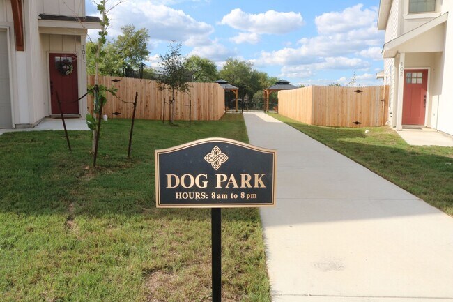 Building Photo - Gorgeous 3-Bed Townhome with Private Yard ...