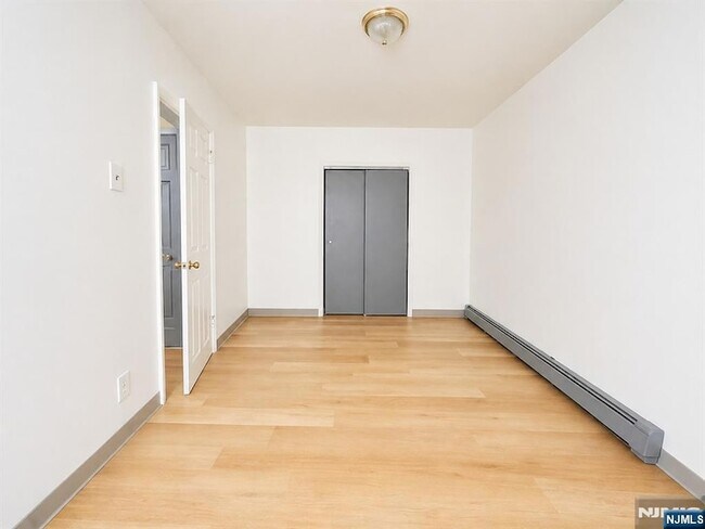 Building Photo - 840 Mt Prospect Ave