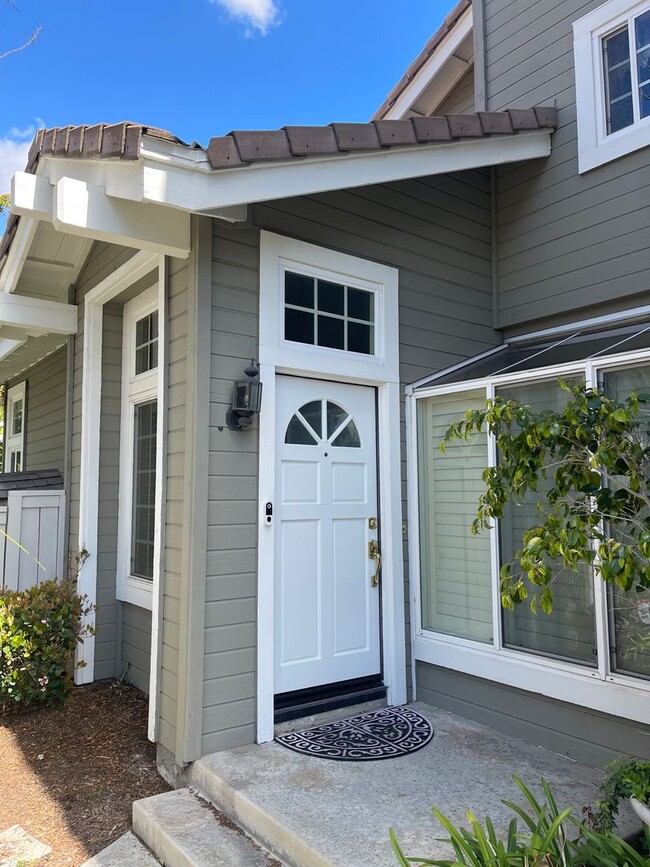 Building Photo - Updated 3BD/2.5BA 2-Story Townhouse in Pri...