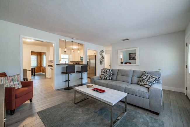 Building Photo - 208 Woodbine Ave