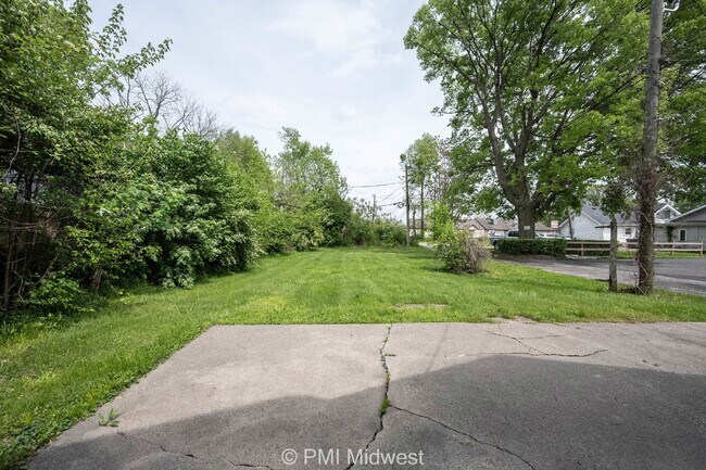 Building Photo - Charming 2-Bedroom Home with Hardwood Floo...