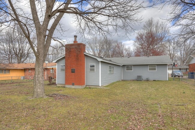 Building Photo - 2716 S Vermont Ave.