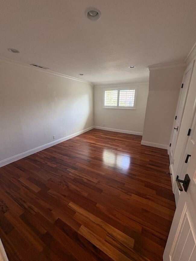 Building Photo - Los Gatos Family Townhome Ready for Move i...