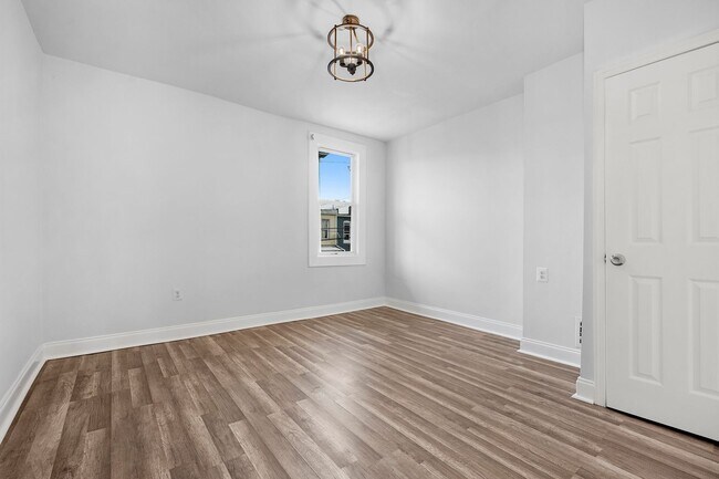Building Photo - Beautifully Renovated 4 Bedroom 2.5 Bathroom Rental in McElderry Park VOUCHER Holders Wanted