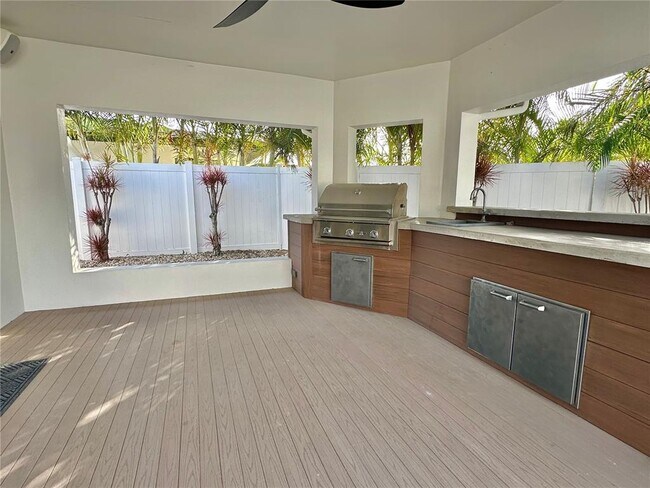 Building Photo - 320 Palm Island NE