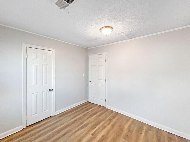 Building Photo - 533 Burkman Dr