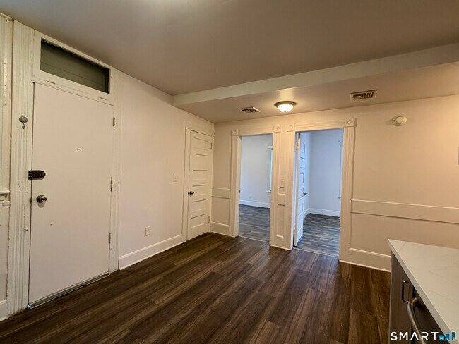 Building Photo - 424 Pembroke St