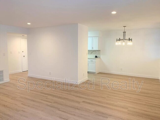 Building Photo - 12325 Moorpark St