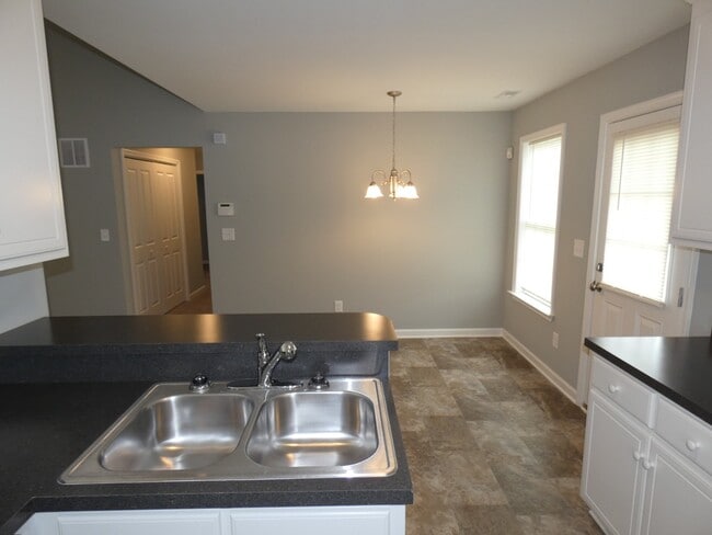 Building Photo - House for Rent -3 bedrooms!