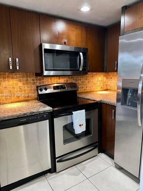 Building Photo - 10000 NW 80th Ct