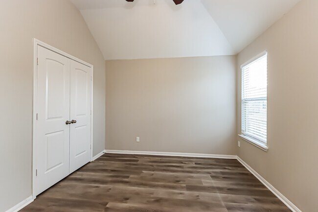 Building Photo - 17115 Amarose Dr