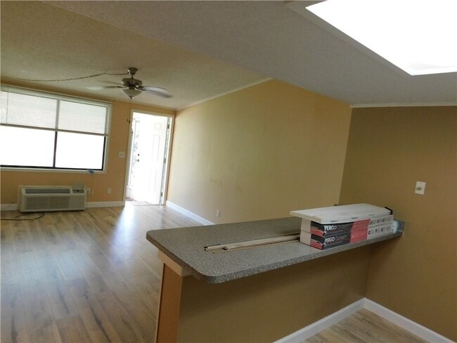 Building Photo - 454 7th Pl