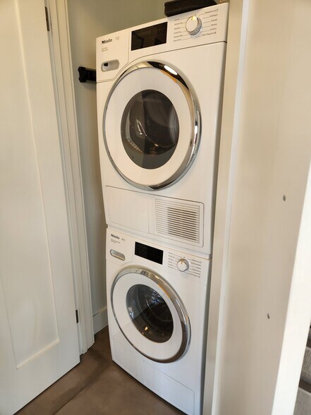 Building Photo - 100 Park Ave W