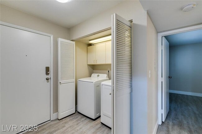 Building Photo - LOCATED IN GATED COMMUNITY JUST MINUTES FR...