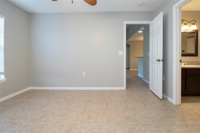 Building Photo - 8932 Manor Loop