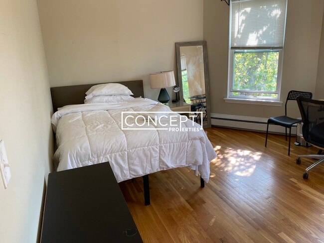 Building Photo - 1000A Memorial Dr. Unit 2B