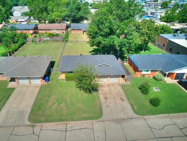Building Photo - 208 Thompson Dr