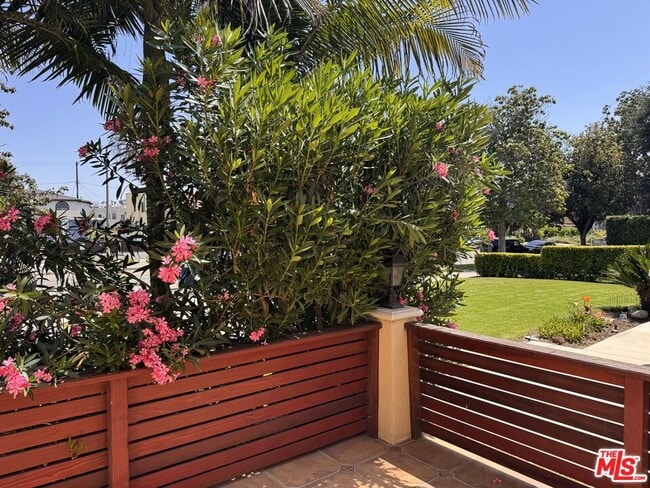 Building Photo - 1325 S Rimpau Blvd