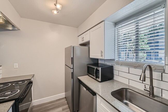 B1 Renovated - 2 Bed 1 Bath - Rise Lakeside