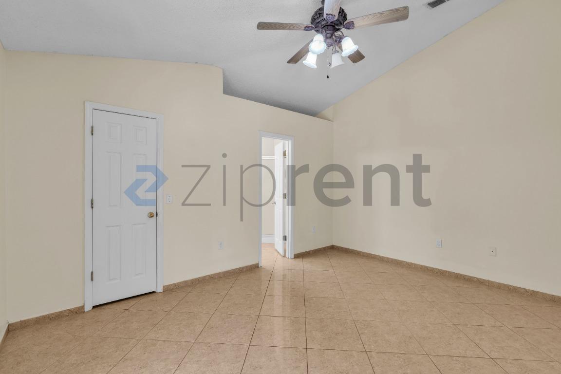 Building Photo - Unit